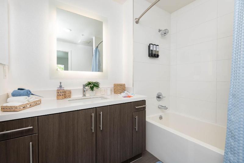 Hollywood Cozy Apartment - image 10