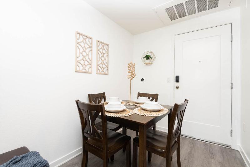 Hollywood Cozy Apartment - image 15