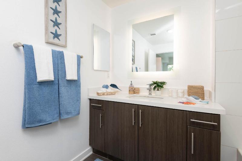 Hollywood Cozy Apartment - image 13