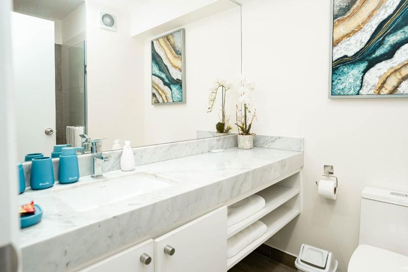 Modern 3BR 2BA Apt with Parking Steps from Kennedy Park Trendy Cafés & Best Restaurants - image 2