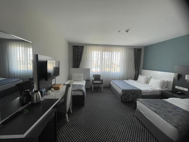 Standard Quadruple Room image 1