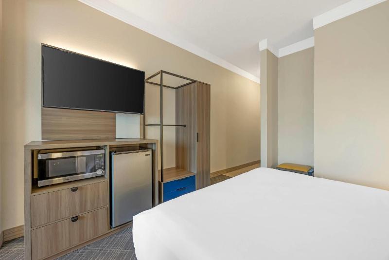 King Suite - Accessible/Non-Smoking image 2