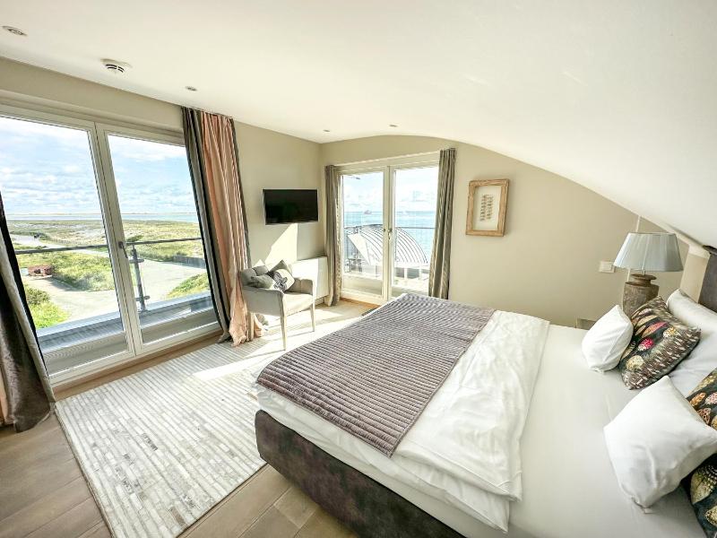 Premier Suite with Sea View image 2