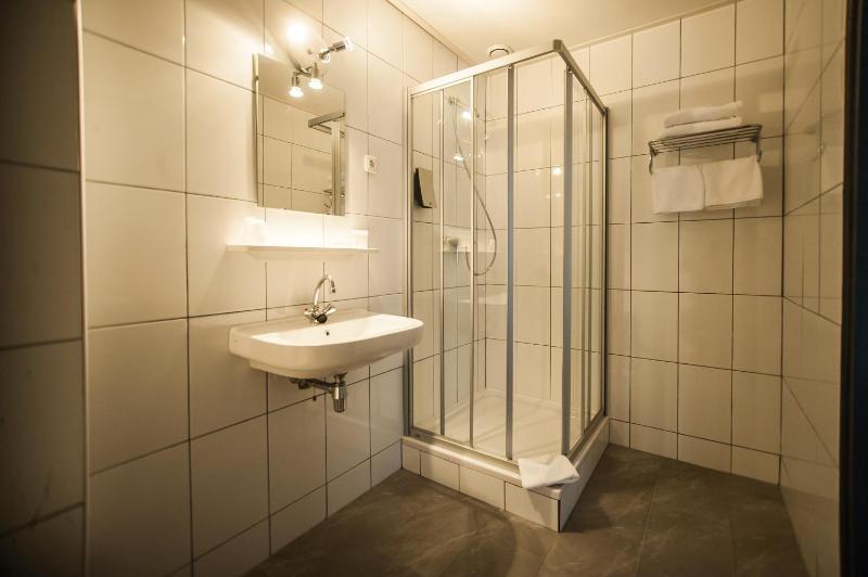 Triple Room with Private Bathroom image 3