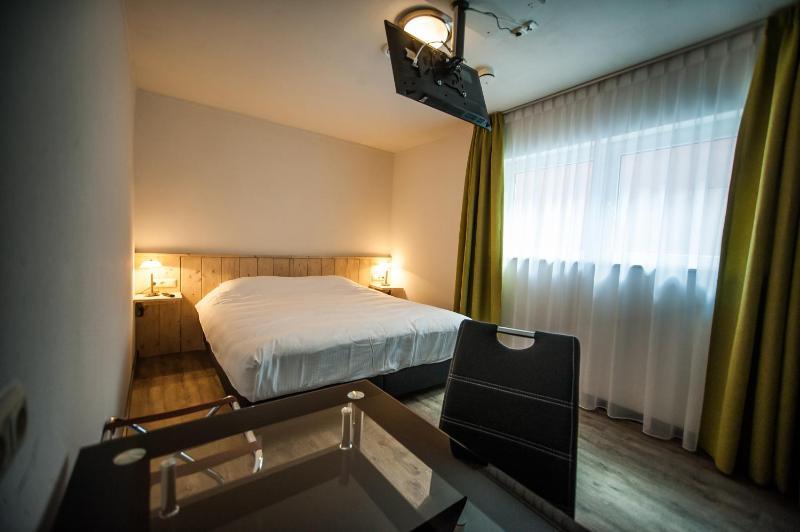 Triple Room with Private Bathroom image 2