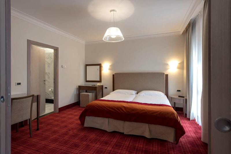Deluxe Double Room with Balcony image 4