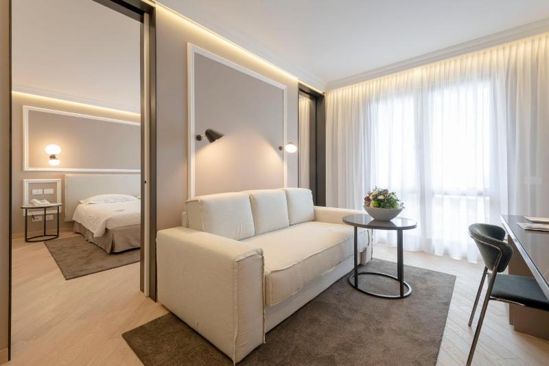 Deluxe Double Room with Balcony image 2