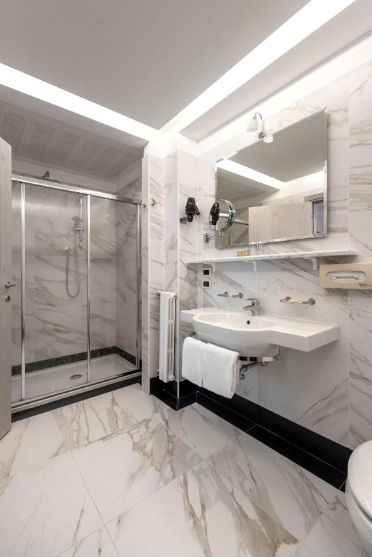 Deluxe Double Room with Balcony image 1