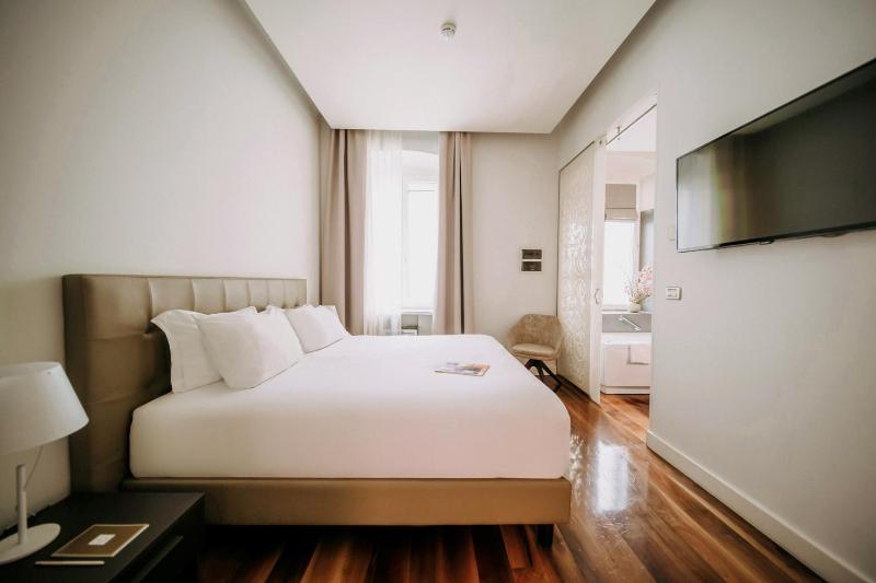 Classic Double Room image 3