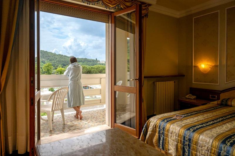 Junior Suite with Balcony image 1