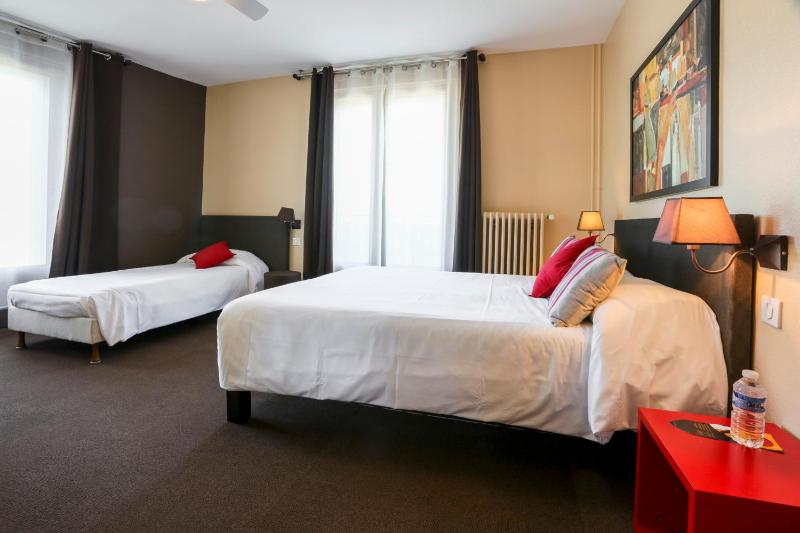 Triple Room (1 Double Bed + 1 Single Bed) image 3