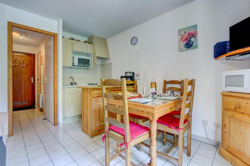 One-Bedroom Apartment image 2