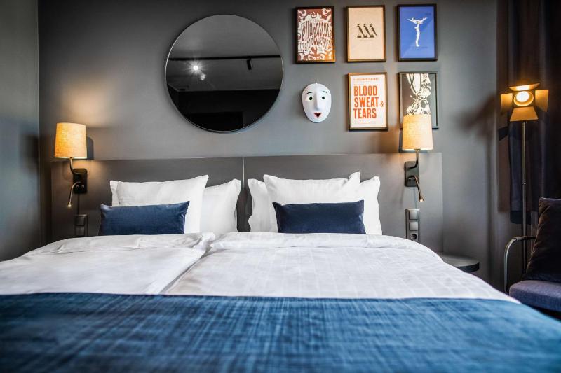 Standard Twin Room image 3