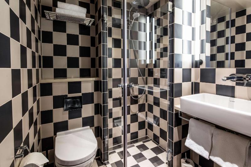 Standard Twin Room image 4