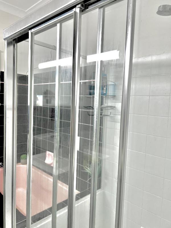 Deluxe Twin Room with Shared Bathroom image 1