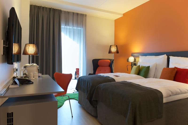 Standard Twin Room image 4