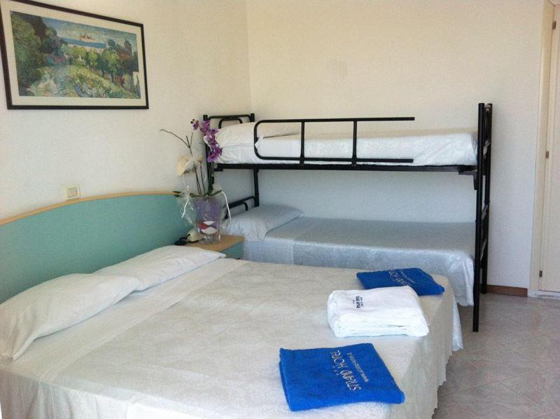 Standard Quadruple Room image 1