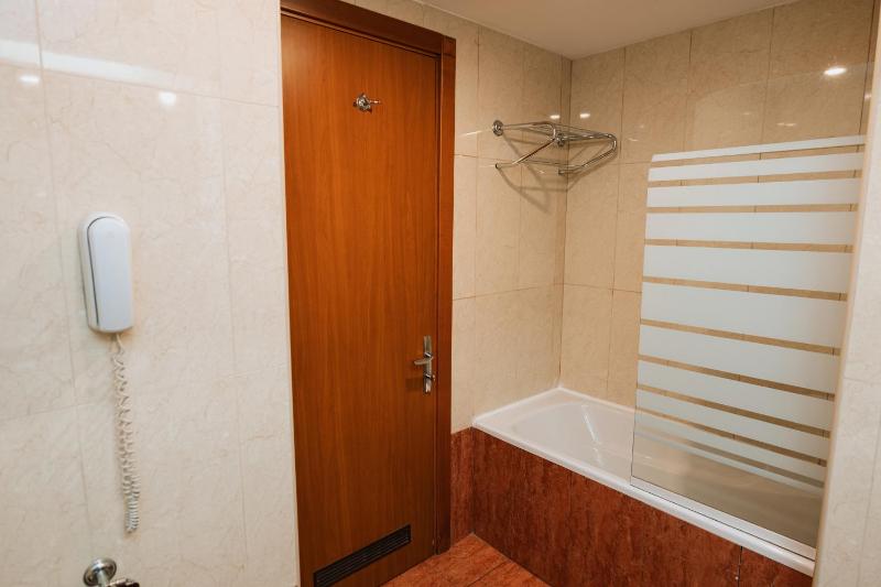 Standard Twin Room image 4
