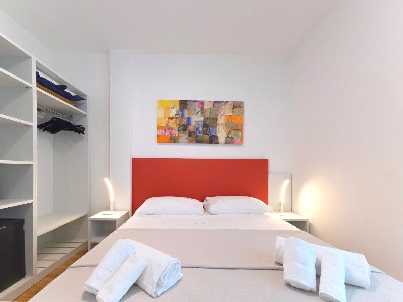 Double Room with Balcony and Side Sea View image 3