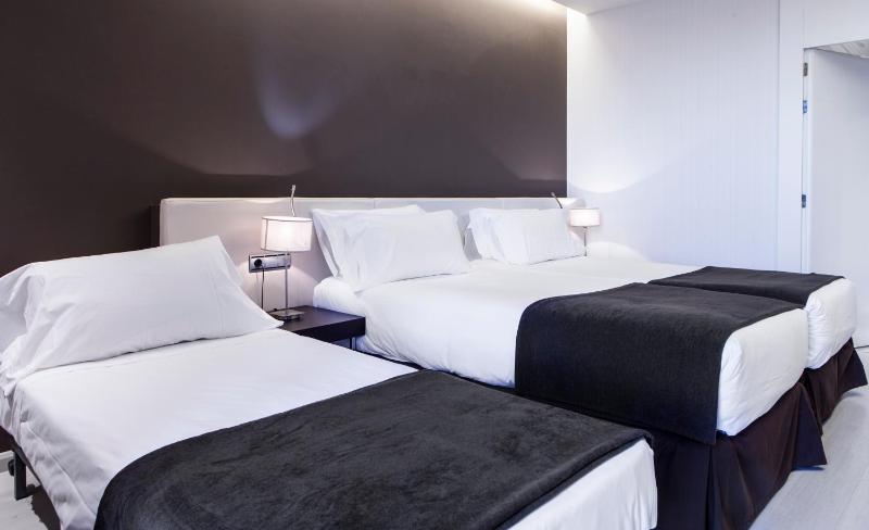 Triple Room (2 Adults + 1 Child) image 1