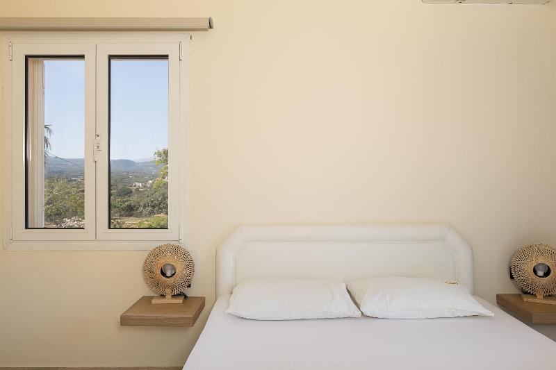 One-Bedroom Apartment with Sea View image 2