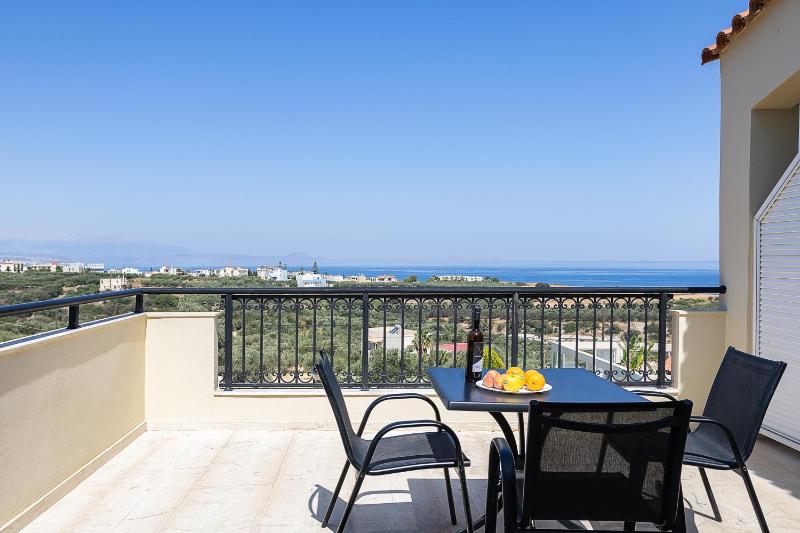 One-Bedroom Apartment with Sea View image 4