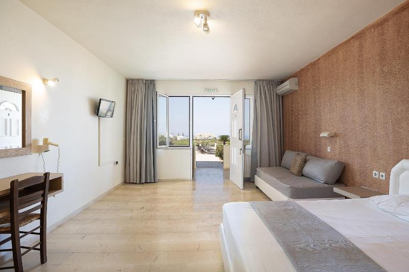 Studio with Pool View image 4