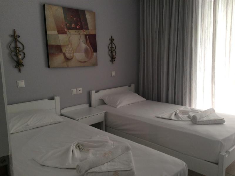 Economy Triple Room image 3