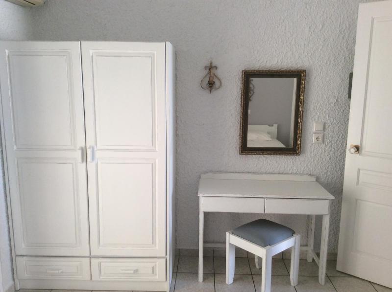 Economy Triple Room image 4