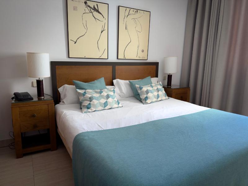 One-Bedroom Apartment with Jacuzzi image 3