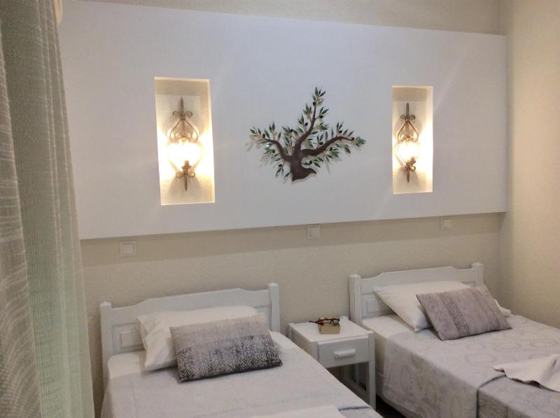 Standard Triple Room with Sea View image 2