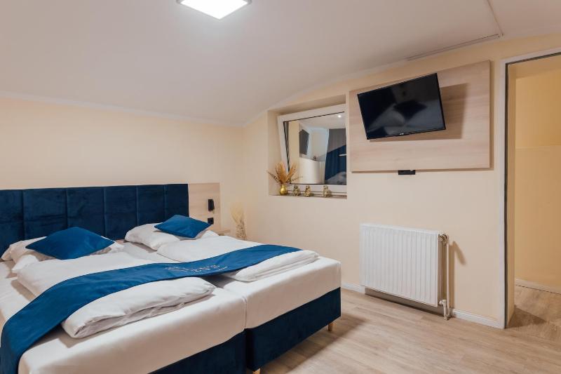Economy Quadruple Room with Shared Bathroom image 1