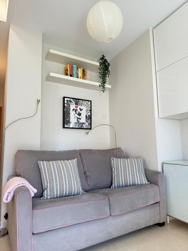 Sunny & cosy beach penthouse - image 9