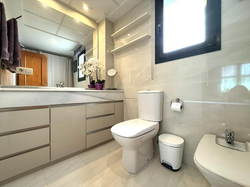 Sunny & cosy beach penthouse - image 4