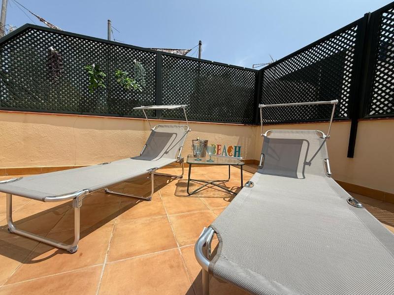 Sunny & cosy beach penthouse - image 12