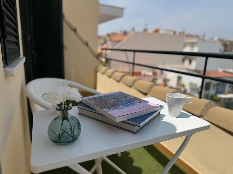 Sunny & cosy beach penthouse - image 2