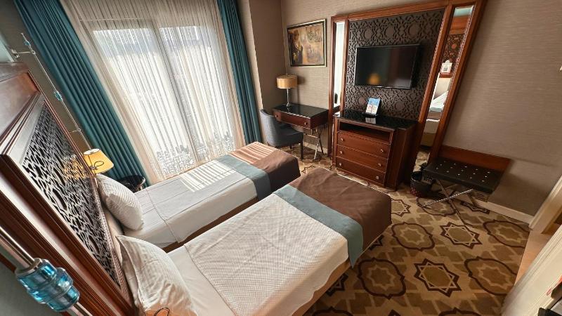 Standard Twin Room image 4