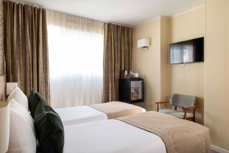 Executive Twin Room image 4