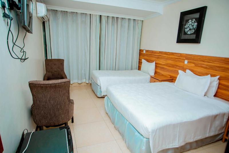 La Posh Hotel - image 4