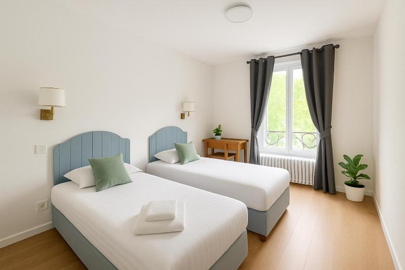 Twin Room image 4