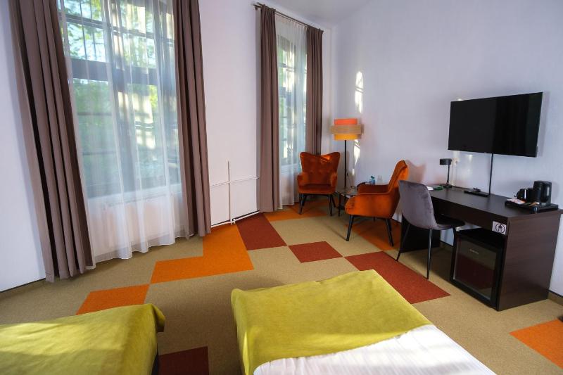 Twin Room image 3
