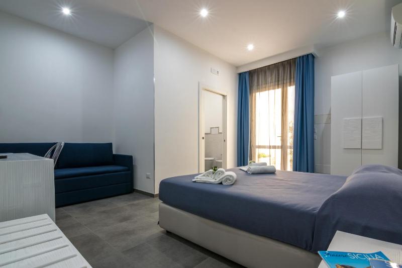 Double Room image 4