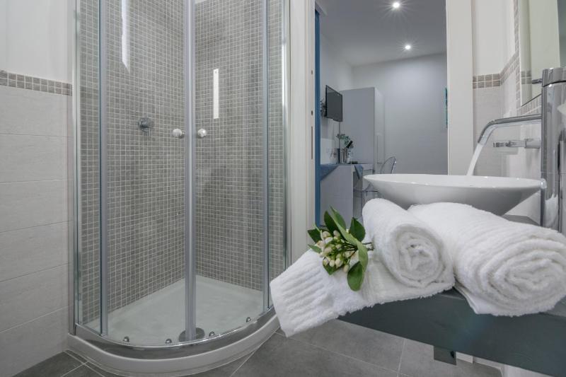 Double Room image 3