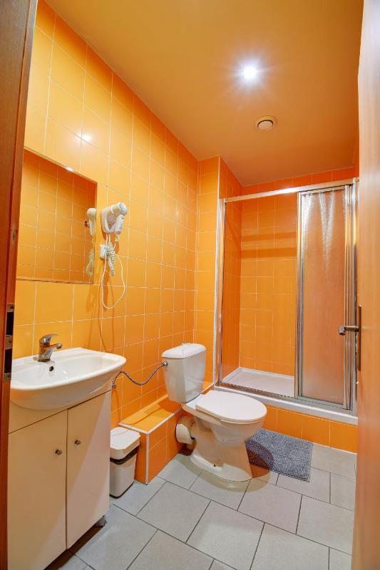 Twin Room image 3