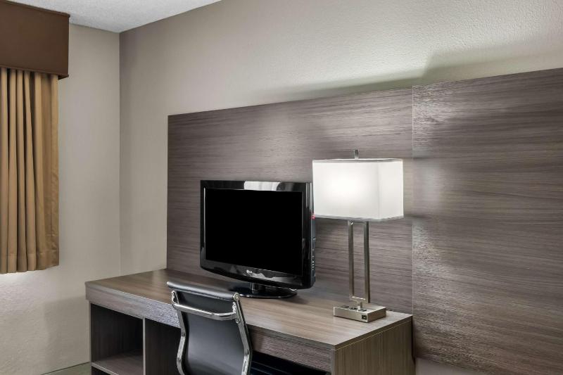 Queen Room image 3
