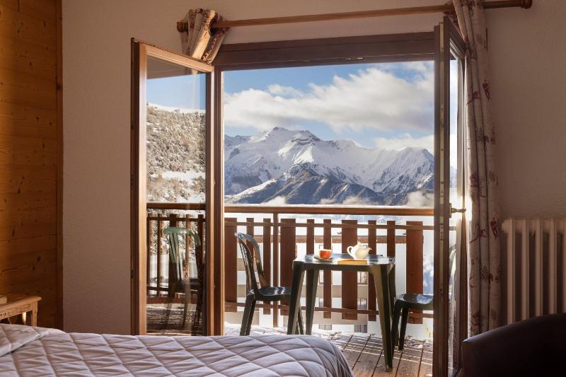 Deluxe Double Room with Balcony image 4