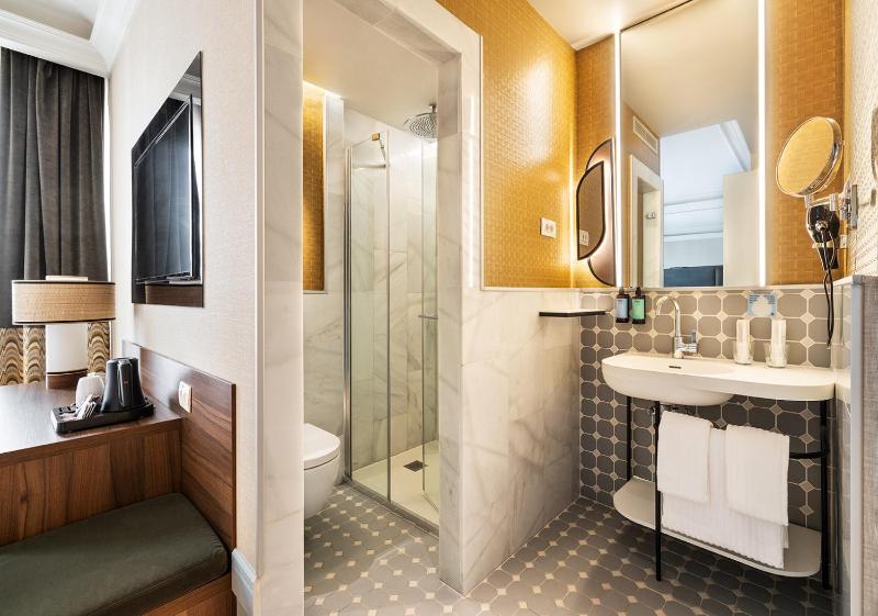 Standard Double or Twin Room image 3