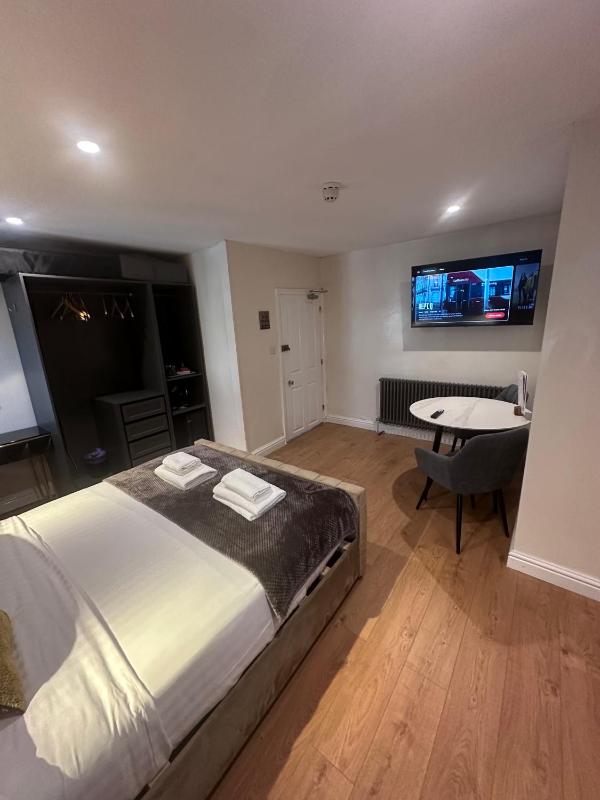 Family Room with Shower image 3