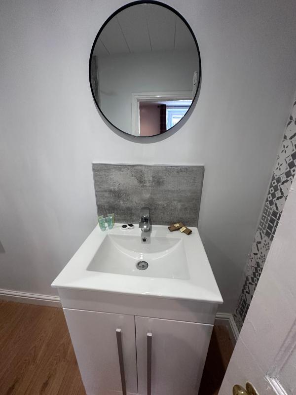 Twin Room with Shower image 2