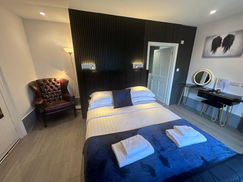 Classic Double Room with Bath image 3